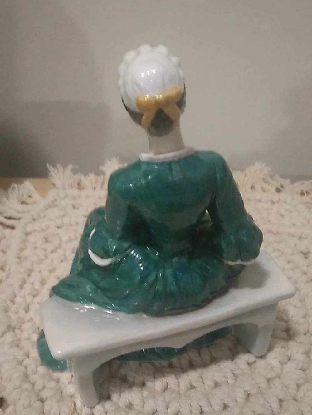 Royal Doulton A Lady From Williamsburg Figurine HN 2228